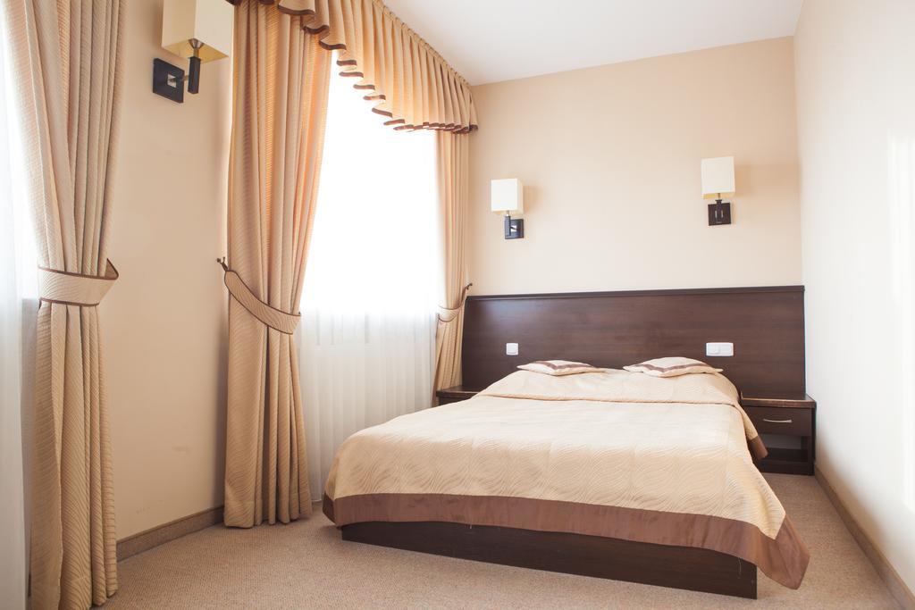 Hotel Przedwiosnie Маслов Екстериор снимка